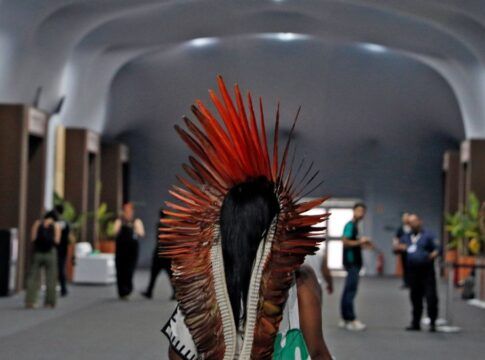 Mulher indígena caminha nas dependências da COP30