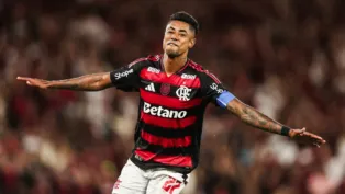 Bruno Henrique correndo de braços abertos durante comemoração de seu gol pelo Flamengo, no Maracanã