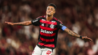 Bruno Henrique correndo de braços abertos durante comemoração de seu gol pelo Flamengo, no Maracanã
