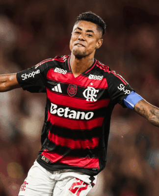 Bruno Henrique correndo de braços abertos durante comemoração de seu gol pelo Flamengo, no Maracanã