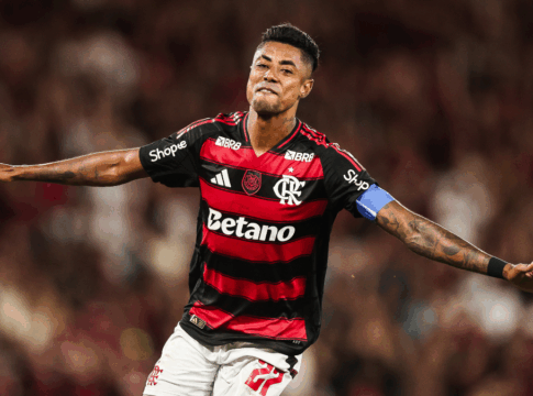 Bruno Henrique correndo de braços abertos durante comemoração de seu gol pelo Flamengo, no Maracanã