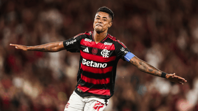 Bruno Henrique correndo de braços abertos durante comemoração de seu gol pelo Flamengo, no Maracanã