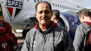 Muricy Ramalho em frente a um avião com a delegação do São Paulo
