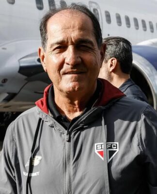 Muricy Ramalho em frente a um avião com a delegação do São Paulo