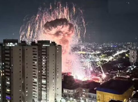 Explosão em depósito de fogos provoca incêndio e causa uma morte na Zona Leste de SP