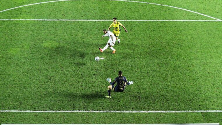 Neymar finaliza contra o Mirassol