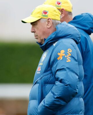 Técnico Carlo Ancelotti comandando treino da seleção