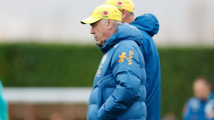 Técnico Carlo Ancelotti comandando treino da seleção