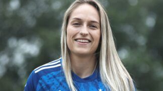 Zagueira Isa Haas sorrindo para foto no treino do Cruzeiro