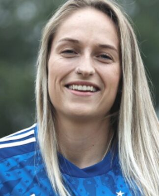 Zagueira Isa Haas sorrindo para foto no treino do Cruzeiro