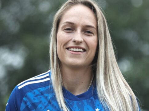 Zagueira Isa Haas sorrindo para foto no treino do Cruzeiro