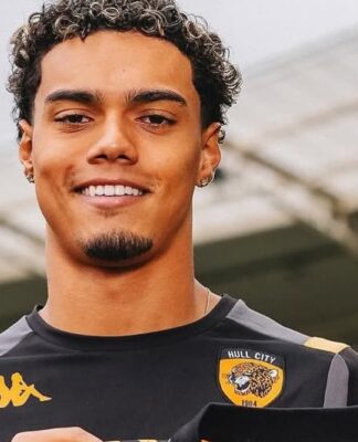 Atleta João Mendes sendo apresentado pelo Hull City