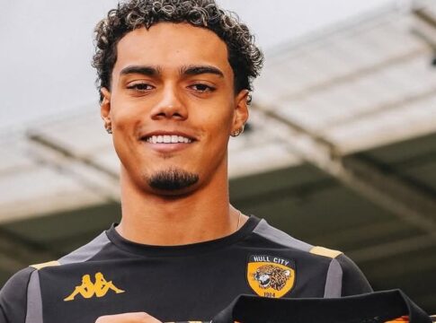 Atleta João Mendes sendo apresentado pelo Hull City