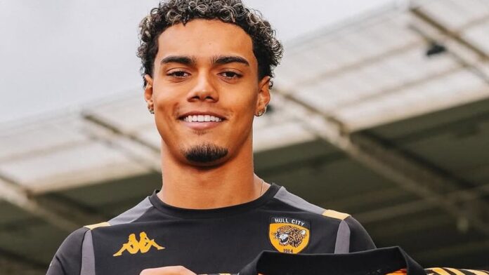 Atleta João Mendes sendo apresentado pelo Hull City