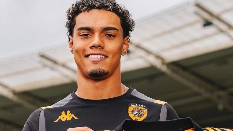 Atleta João Mendes sendo apresentado pelo Hull City