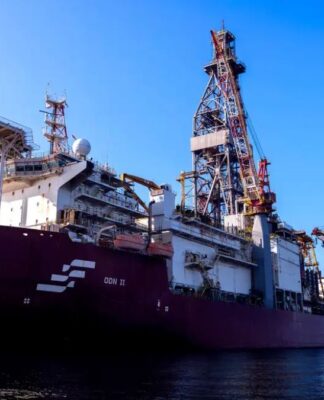 Navio da Petrobras no mar