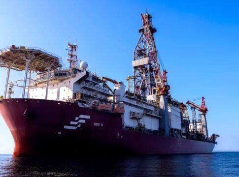 Navio da Petrobras no mar