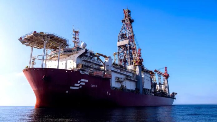 Navio da Petrobras no mar