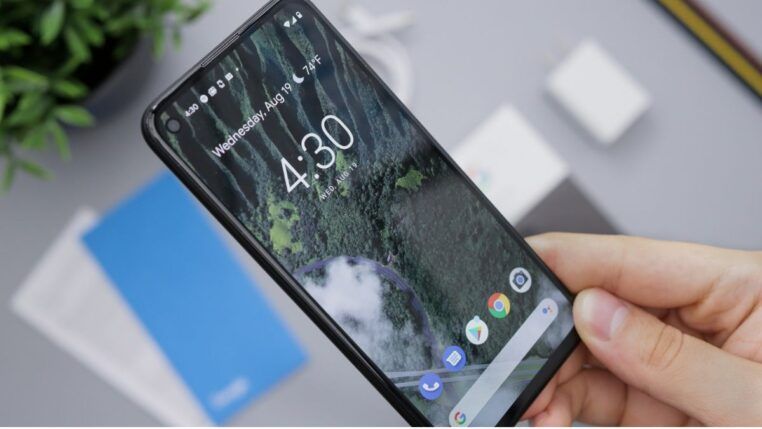 Foto da tela inicial de um celular Android