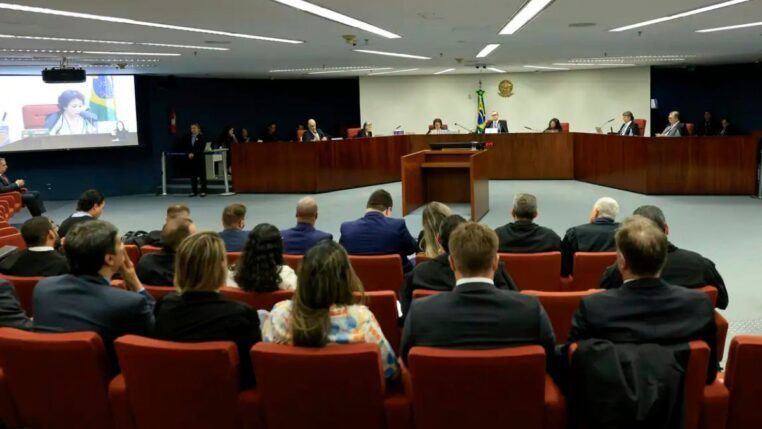 Pessoas acompanham sessão da Primeira Turma do STF