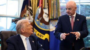 Os presidentes dos EUA e da Fifa, Donald Trump e Gianni Infantino, conversam no Salão Oval da Casa Branca