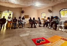 Quilombolas reunidos em um círculo sentados em cadeiras