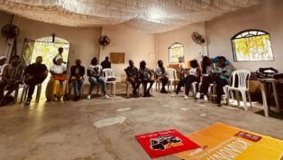 Quilombolas reunidos em um círculo sentados em cadeiras