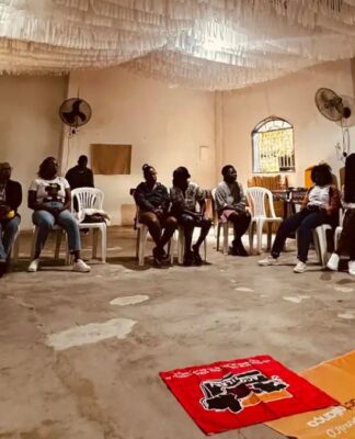 Quilombolas reunidos em um círculo sentados em cadeiras