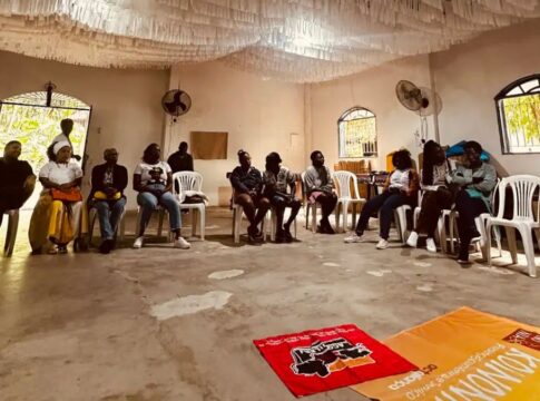 Quilombolas reunidos em um círculo sentados em cadeiras