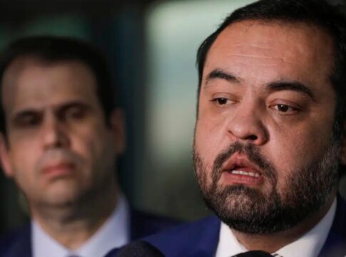 Governador Cláudio Castro aparece em primeira plano