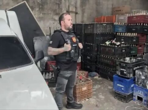 Policial participa de mandado de busca em depósito cheio de garrafas vazias