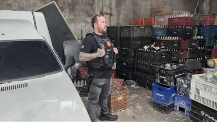 Policial participa de mandado de busca em depósito cheio de garrafas vazias
