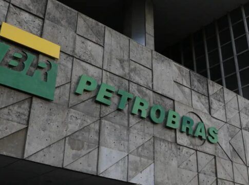 Fachada com o logo e o nome Petrobras