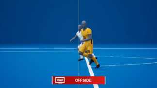 Impedimento semiautomático sendo executado, com o atacante a frente do defensor