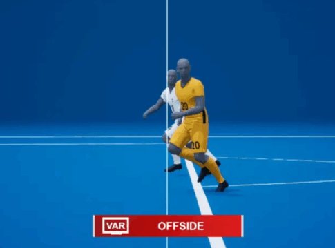 Impedimento semiautomático sendo executado, com o atacante a frente do defensor