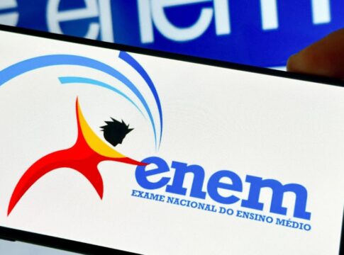 Tela de um celular com o logotipo do Enem em destaque