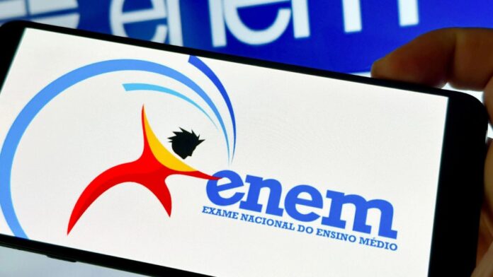 Tela de um celular com o logotipo do Enem em destaque