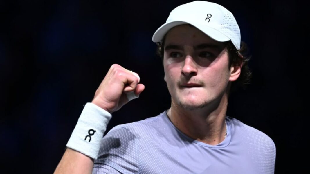 João Fonseca comemorando um ponto marcado na partida