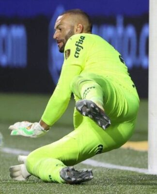 Goleiro Weverton caindo para fazer a defesa para o Palmeiras