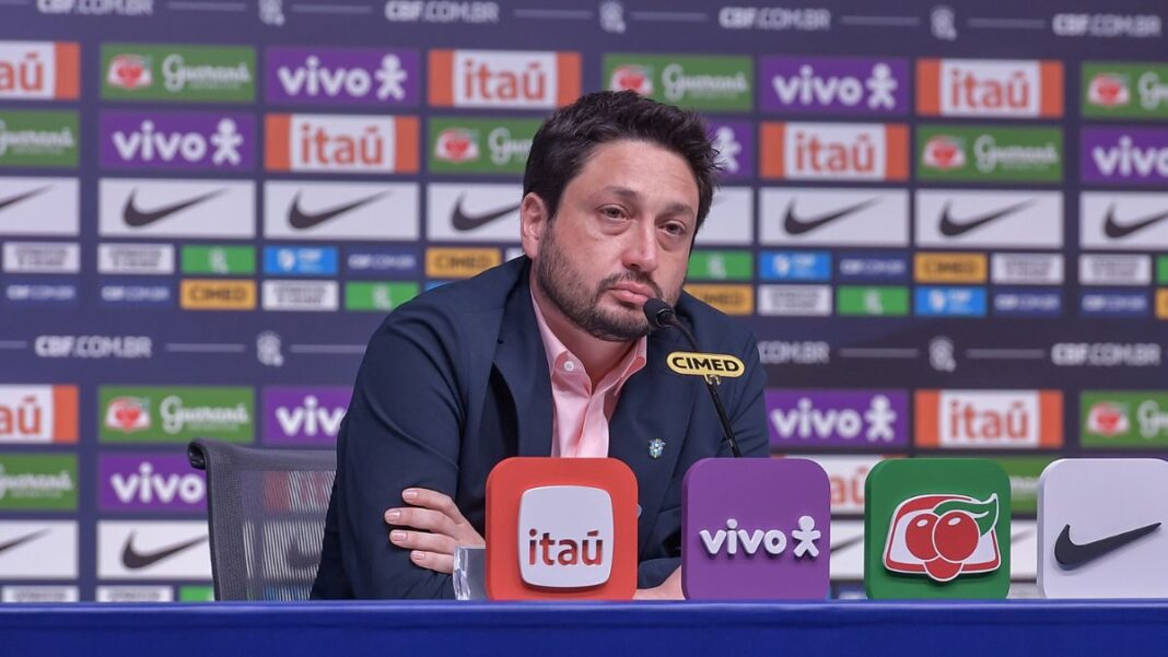 Arthur Elias na coletiva de imprensa onde divulgou a lista