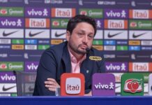 Arthur Elias na coletiva de imprensa onde divulgou a lista