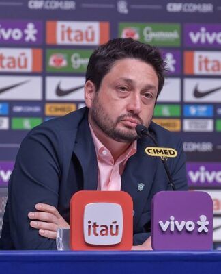 Arthur Elias na coletiva de imprensa onde divulgou a lista