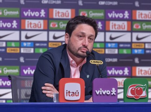 Arthur Elias na coletiva de imprensa onde divulgou a lista