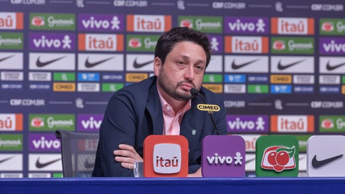 Arthur Elias na coletiva de imprensa onde divulgou a lista