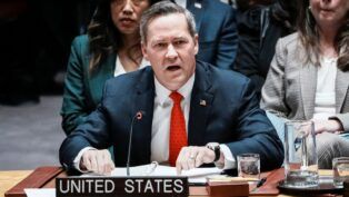Michael Waltz, embaixador dos EUA na ONU, fala ao microfone em reunião do Conselho de Segurança durante votação sobre Gaza