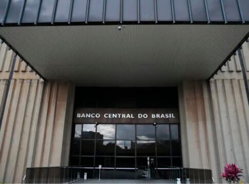 Foto da entrada da sede do Banco Central