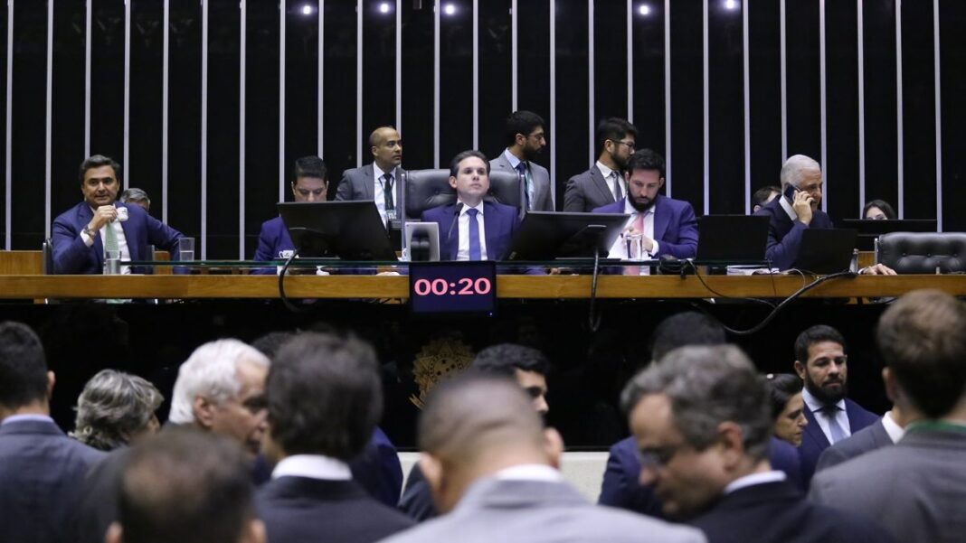 Plenário da Câmara dos Deputados, com o presidente Hugo Motta no centro, sentado na cadeira da presidência