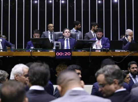 Plenário da Câmara dos Deputados, com o presidente Hugo Motta no centro, sentado na cadeira da presidência