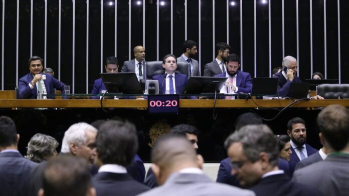 Plenário da Câmara dos Deputados, com o presidente Hugo Motta no centro, sentado na cadeira da presidência