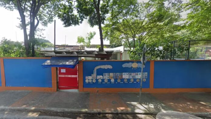 Foto aérea da entrada da EMEI Antônio Bento